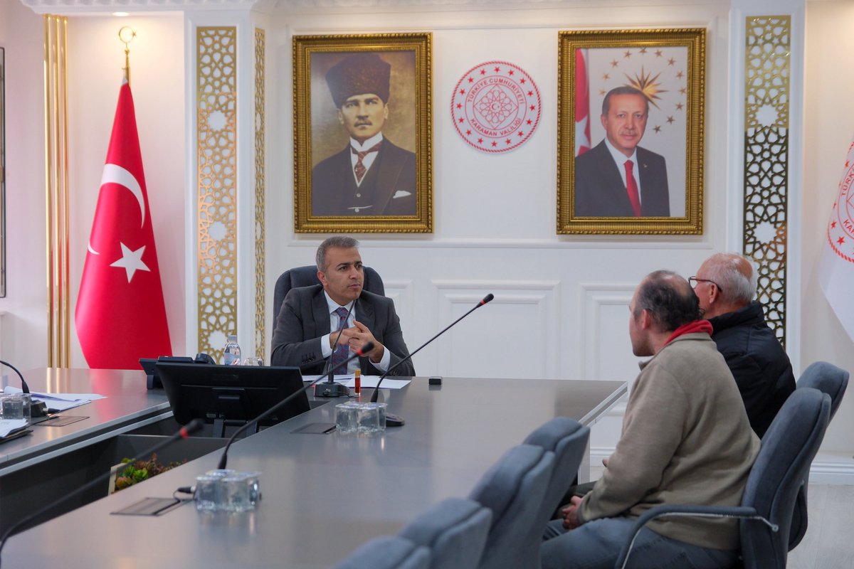 KaramanValiligi's tweet photo. Valimiz Sayın Hayrettin Çiçek, Açık Kapı Şube Müdürlüğü tarafından her ay düzenlenen Halk Günü programı kapsamında vatandaşlarımızla bir araya geldi.

Yunus Emre Toplantı Salonu’nda gerçekleştirilen ve Vali Yardımcısı Mehmet Yasin Erkan’ın da katıldığı toplantıda, vatandaşlarımızla tek tek görüşen Sayın Valimiz, iletilen talep ve ihtiyaçları dinledi.

Vatandaşlarımız tarafından iletilen konuların çözümü ve yapılan işlemler hakkında gerekli bilgilendirmelerin sağlanması hususunda toplantıya katılan kurum amirlerine talimat veren Sayın Valimiz, kamu hizmetlerinin etkin, hızlı ve vatandaş odaklı bir anlayışla yürütülmesinin önemine dikkat çekti.

Halk Günü’ne katılmak isteyen vatandaşlarımız; görüşme taleplerini Valilik binasında bulunan Açık Kapı Şube Müdürlüğü aracılığıyla, Alo 179 hattını arayarak veya https://t.co/c0pXFvYlPa adresinde yer alan Açık Kapı modülü üzerinden iletebilmektedir.