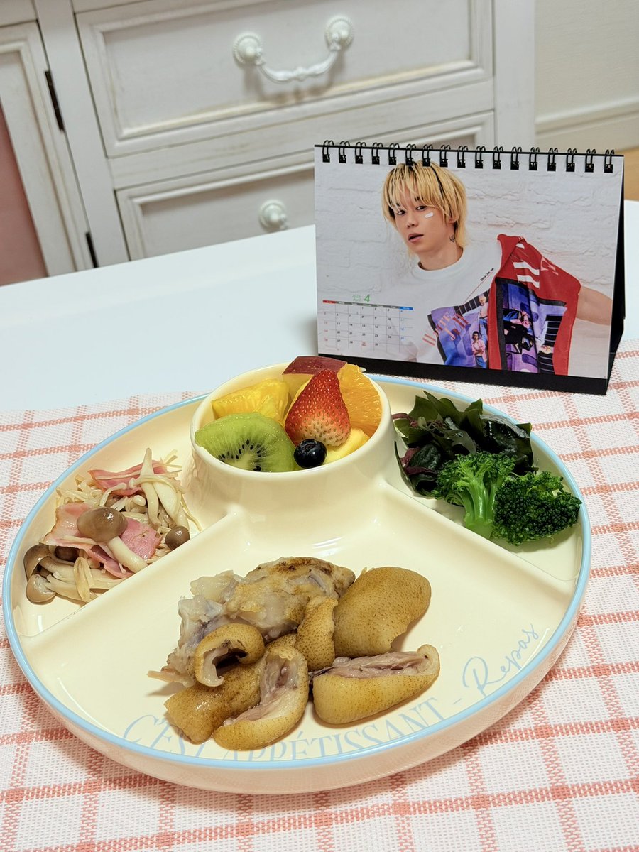 元々、酒さで赤ら顔だったんだけど
最近それがひどくなってきちゃって
ｸﾘﾆｯｸの先生に
『皮膚が薄いとねぇ赤いの出やすいねぇ』
って言われて
シロセさんが皮膚分厚くする話してたな⁉️
豚足とﾊﾟｲﾅｯﾌﾟﾙ食べれば良いのでは⁉️
と思ってシロセさんを信じることにした😭
SHIROSE