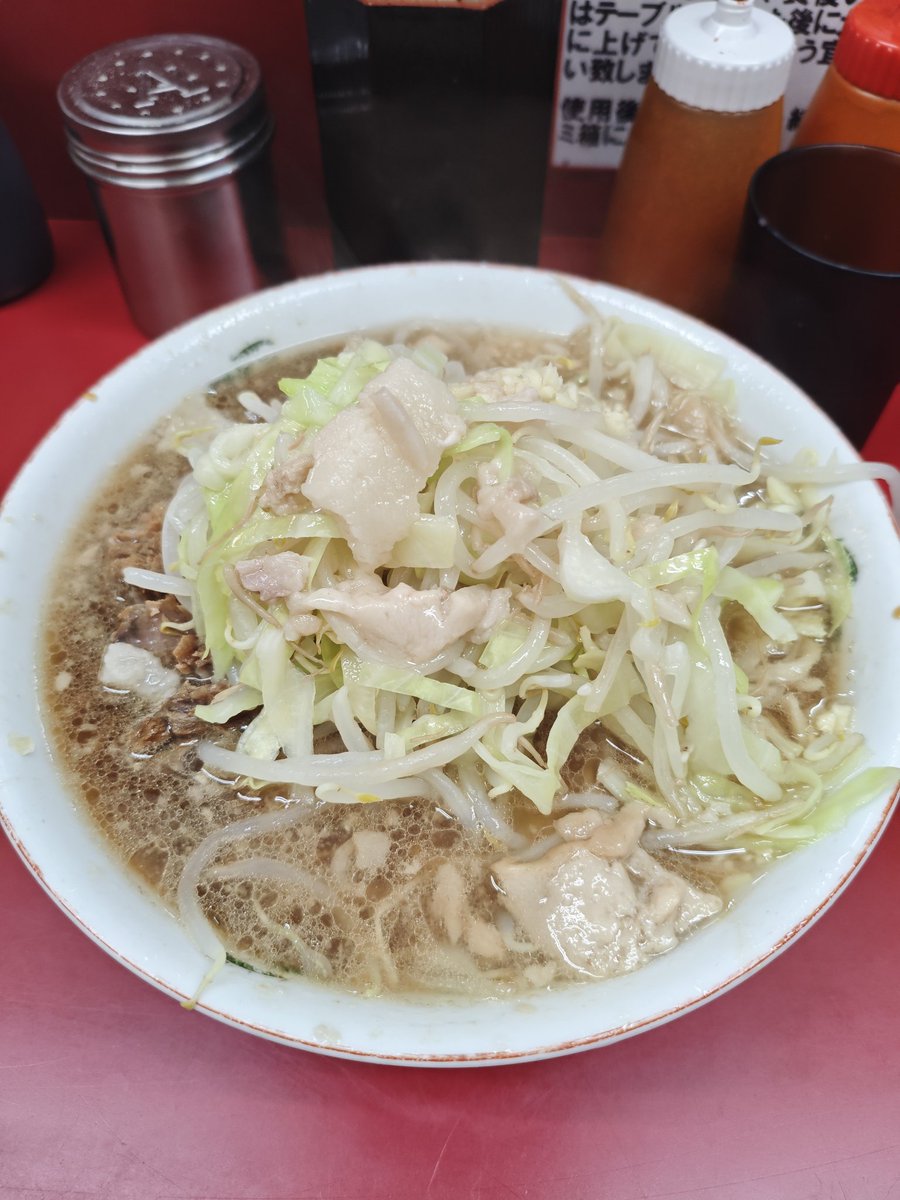 waseimaru's tweet photo. 久々の川崎二郎美味しかった！
お店入るときもニンニク聞くときも終始笑顔で接客で二郎かと思わなかったけど、味はちゃんと二郎で肉は箸で切れるくらいほろほろでした。 https://t.co/3LD4L4j5bs