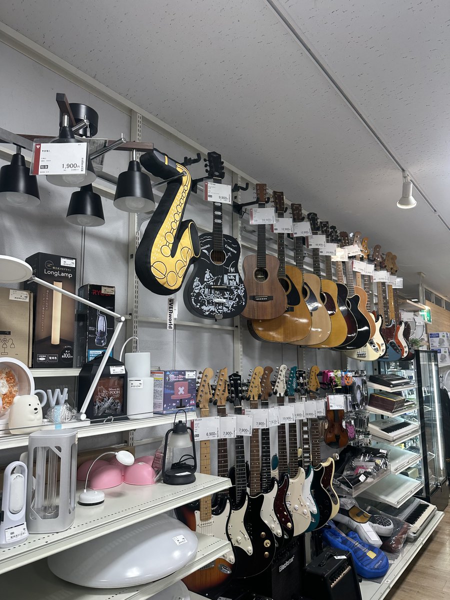 INGOBERNABLES's tweet photo. どさくさに紛れて楽器の中に誠果混ざってるんだがwwwwww
#UVERworld https://t.co/yt7R150JsY