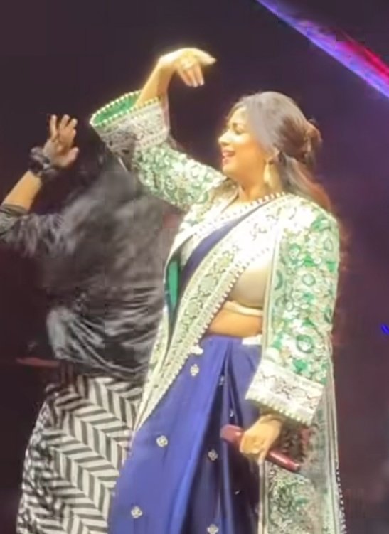 GetsCinema's tweet photo. #ShreyaGhoshal - DANCE FOR CHIKINI CHAMELI SONG - From #Agneepath Film at Music Concert. https://t.co/tPnOxtRMF2
