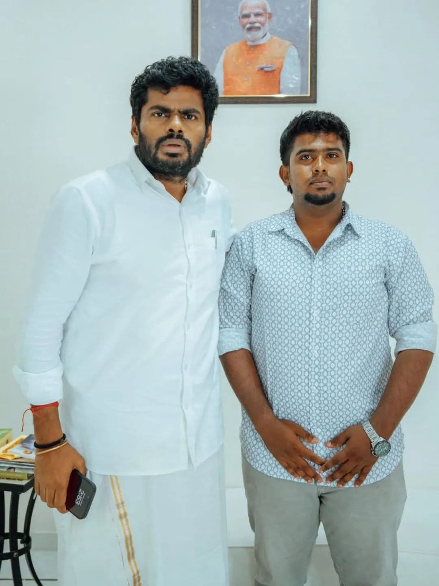 Palanikanagaraj's tweet photo. பாரதிய ஜனதா கட்சியின் திண்டுக்கல் மேற்கு மாவட்டம், ஒட்டன்சத்திரம் சட்டமன்ற தொகுதியில் அமைச்சர் சக்கரபாணிக்கு எதிராக தீவிரமாக பிரச்சாரம் செய்து வந்த இளைஞர் அணி மாநில சமூக ஊடகப் பொறுப்பாளர் திரு.இராச.பாரதி கண்ணன் அவர்களை கைது செய்திருப்பது  திட்டமிட்ட அரசியல் பழிவாங்கல்!

தேர்தல் நேரத்தில் இப்படிப்பட்ட கைது நடவடிக்கைகள் எதற்காக? எதிர்க்கட்சியின் குரலை அடக்குவதற்கா?
ஒருவர் பேசினால், அருகில் நின்றவர்கள் மீது  பொய் வழக்குகள் பதிவு செய்வது — இது சட்டமா? இல்லையென்றால் அதிகார துஷ்பிரயோகமா?

பழனி DSP தனஜெயன் அவர்கள் காவல்துறை அதிகாரியா? அல்லது திமுகவின் மாவட்ட செயலாளரா ?

பாரதிய ஜனதா கட்சி – அதிமுக கூட்டணியின் பிரச்சாரங்களை முடக்கவும், பயமுறுத்தவும், பொய் வழக்குகள் மூலம் கைது செய்யவும் முயலும் இந்த செயல்கள் — ஜனநாயகத்தை நேரடியாக தாக்கும் முயற்சி!

  பழனி DSP தனஜெயன் போன்று திமுக தொடர்பில் இருக்கும் காவல்துறை அதிகாரிகளை உடனடியாக மாற்றி, காத்திருப்போர் பட்டியலுக்கு அனுப்ப வேண்டும்!

 @TNelectionsCEO  உடனடியாக தலையிட்டு நியாயமான நடவடிக்கை எடுக்க வேண்டும்!

திமுக நிழலில் இயங்கும் பழனி DSP போன்றவர்கள்  தலைமையில் நடைபெறும் தேர்தல் — நியாயமானதா? சுதந்திரமானதா?