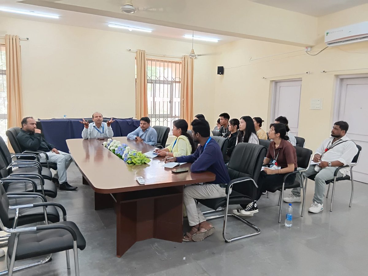 CSBISBR's tweet photo. Where innovation meets insight-Berhampur PG Diploma students at CSB–ISBR, Bengaluru, engaging with advanced sericulture research and industry practice.
A refined and enriching academic experience. #AcademicExcellence #Sericulture 

@IfsSivakumar @TexMinIndia @csbmot https://t.co/bw849MezuD