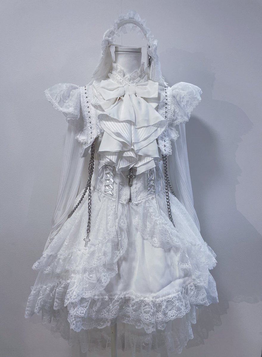 antigones_majoh's tweet image. おはようございます✧*｡
MAJOHラフォーレ原宿店オープンしております𝜗𝜚

本日は白×クロスコーデです⋆⸜♱⸝‍⋆

所々のシルバーやクロスがゴシック感を演出してくれます𝜗𝜚

 #gothic #lolita #MAJOH #ラフォーレ原宿  #原宿