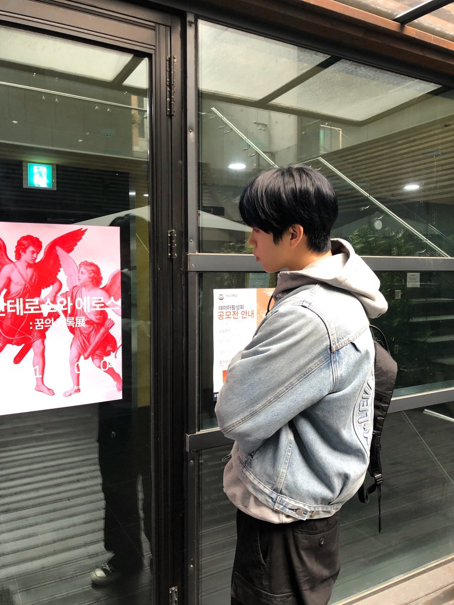 “Look behind you!”
“Huh?”

Wait… that’s interesting. Eros? Anteros?? Is that like a club theme or something?