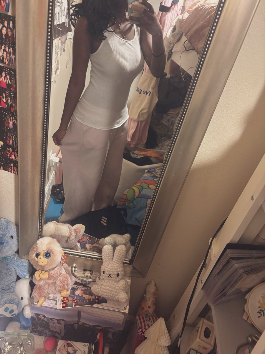 Dollescentqv's tweet image. the  fit  I  decide  to  wear  after  ransacking  my  closet  #basic 😔