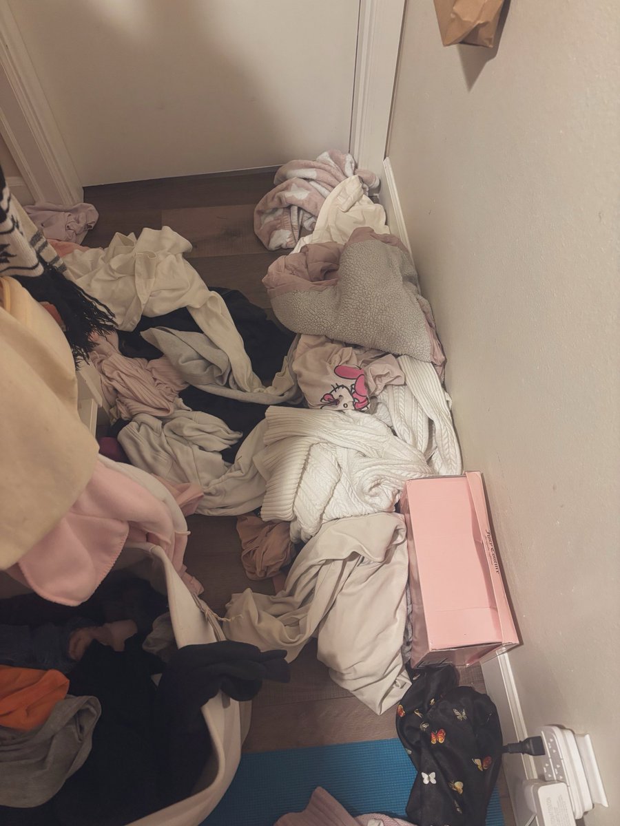 Dollescentqv's tweet image. the  fit  I  decide  to  wear  after  ransacking  my  closet  #basic 😔