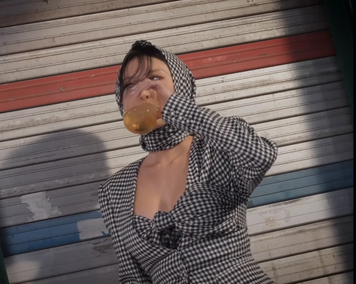 no context hwasa tweet media