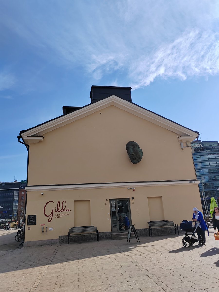 ElseKruskopf's tweet image. Hyvää huomenta keskiviikkoa. Helsinki kauniina auringonpaisteessa ja hieman eri kuvakulmissa. Rautatieasema. Vanhan linja-autoaseman pääty. Amos Anderssonin museon tornit. Amos Rex. Kukkotori. #Finland #Helsinki #StandWithUkraine️ 💛💙🇺🇦