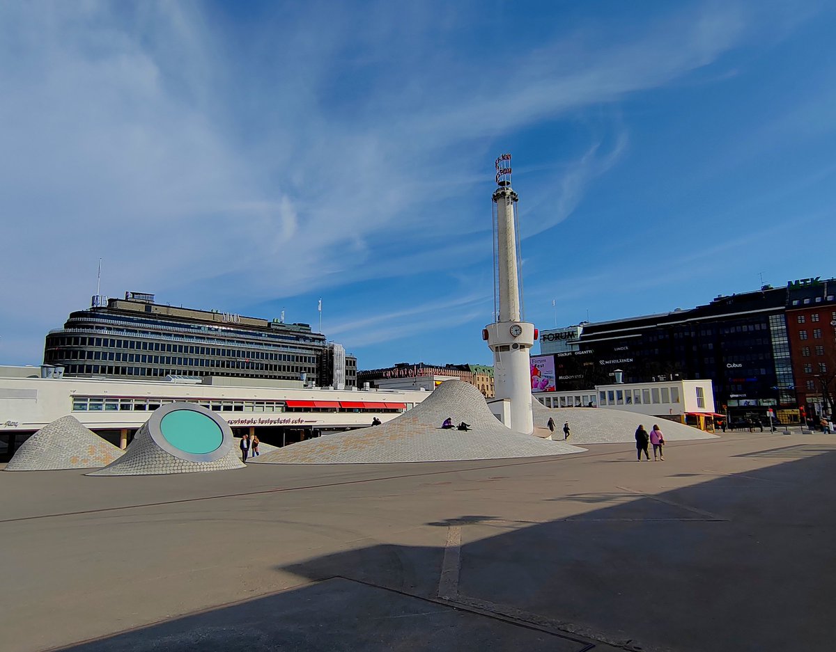 ElseKruskopf's tweet image. Hyvää huomenta keskiviikkoa. Helsinki kauniina auringonpaisteessa ja hieman eri kuvakulmissa. Rautatieasema. Vanhan linja-autoaseman pääty. Amos Anderssonin museon tornit. Amos Rex. Kukkotori. #Finland #Helsinki #StandWithUkraine️ 💛💙🇺🇦
