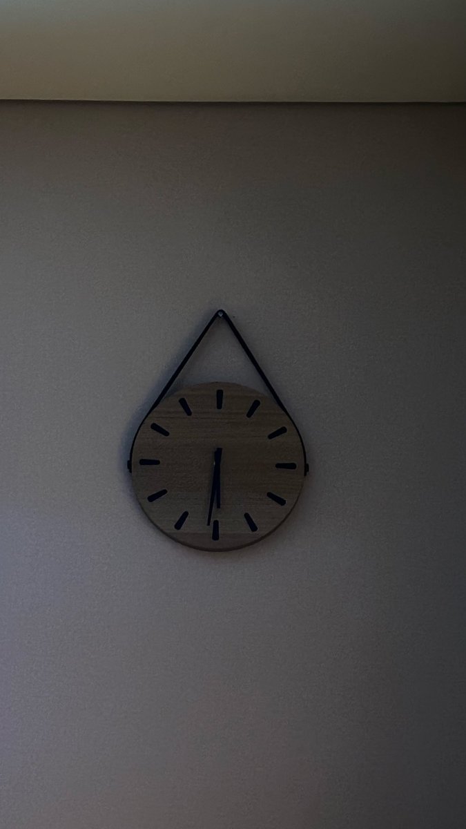 اللقطه الشاعريّه الفائزة معنا اليوم هي هذي الساعه .. 

كنت جالسه مع شخص احبه ، احبه لدرجة اني ازعل من سرعة مرور الوقت ، بنص الجلسه طاحت عيني على هذي الساعه المعلقه على الجدار .. 
واقفه ، ما تشتغل .. 
سرحت بعييد ، تخيلت لو فعلا الوقت واقف .. 
دش من مشاعر الطمأنينه يصب فوق راسي ..