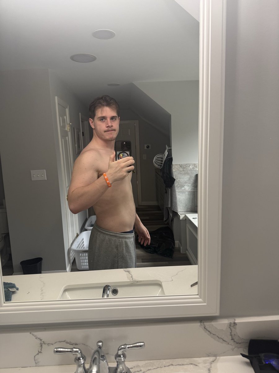 n8dagraet's tweet photo. goodnight streaks https://t.co/bwcw8FLgT6