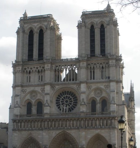 isaimarivent's tweet photo. #Aniversario 6️⃣
El #15Abr de 2019 la Catedral de NOTRE DAME DE PARÍS 🇫🇷 sufrió un aparatoso INCENDIO
Colapsó la aguja central, se perdió gran parte de la techumbre y quedaron dañados los rosetones.
Tras profunda restauración, reabrió al culto el #7Dic de 2024 https://t.co/VPlt0yycSr