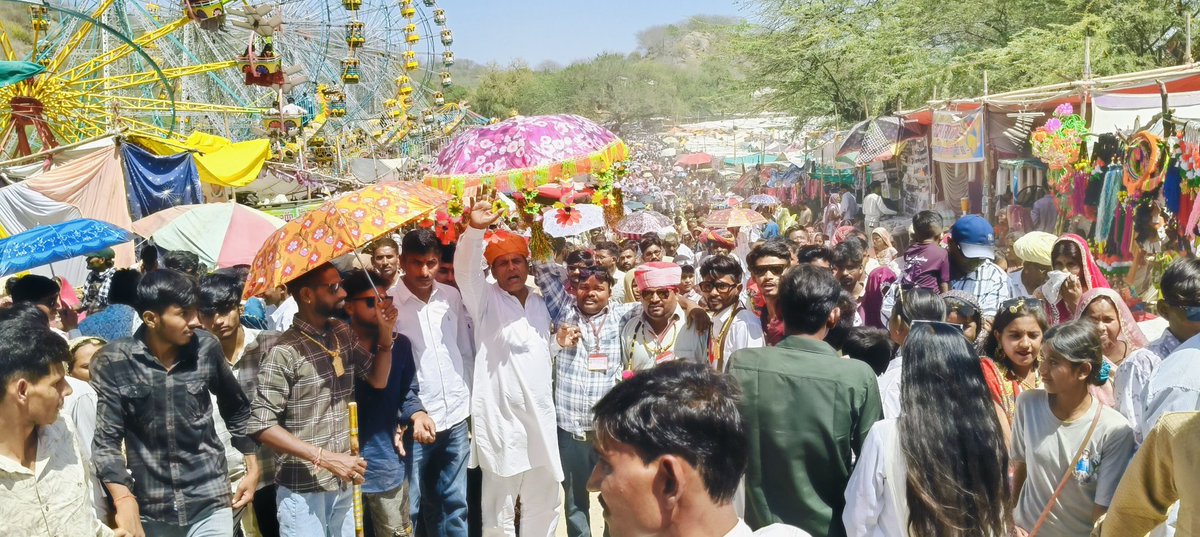#मीणा समाज का महाकुंभ..
गांव चोटिला (सिरोही) स्थित श्री गौतम ऋषि महादेव के वार्षिक मेला महोत्सव–2026 में पावन उपस्थिति दर्ज कर श्रद्धा आस्था वचनबंध गंगा माया के दर्शन किए।

श्री गौतम ऋषि महादेव मंदिर ट्रस्ट द्वारा इस भव्य धार्मिक आयोजन में भाग लेकर क्षेत्रवासियों से आत्मीय संवाद