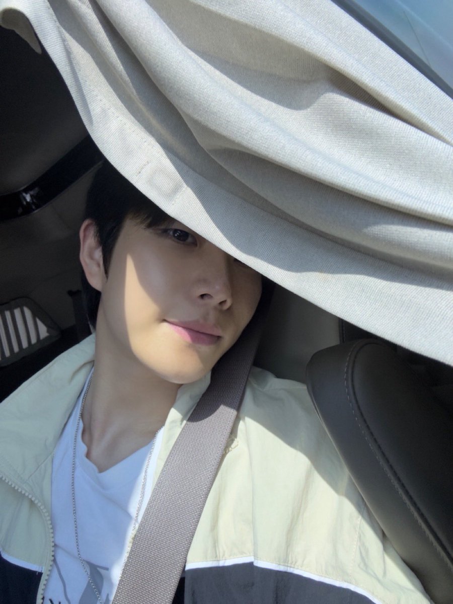 MJ’s weverse post! Face is partially covered but face card doesn’t decline!!!🫠🫣

#MJ #엠제이 #김명준 #ASTRO #아스트로