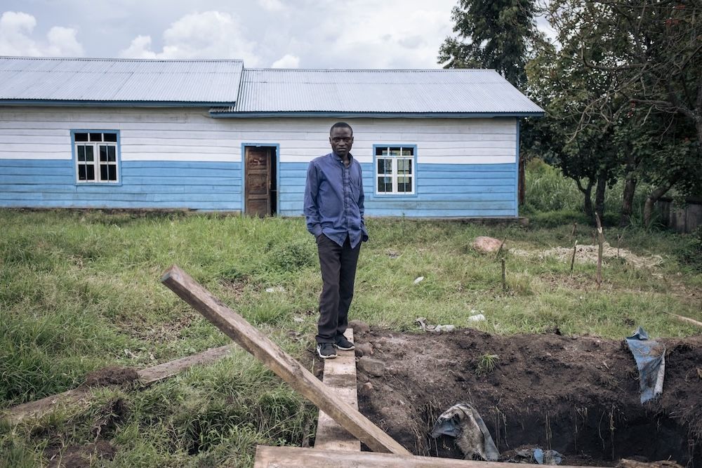 IFEX's tweet photo. #DRC 🇨🇩 @RSF_inter warns that the March 23 Movement is turning shipping containers into secret prisons for journalists - a chilling signal of how critical reporting is being punished with inhumane detention. https://t.co/0aJBCNy9mv https://t.co/PclD3mVaKF