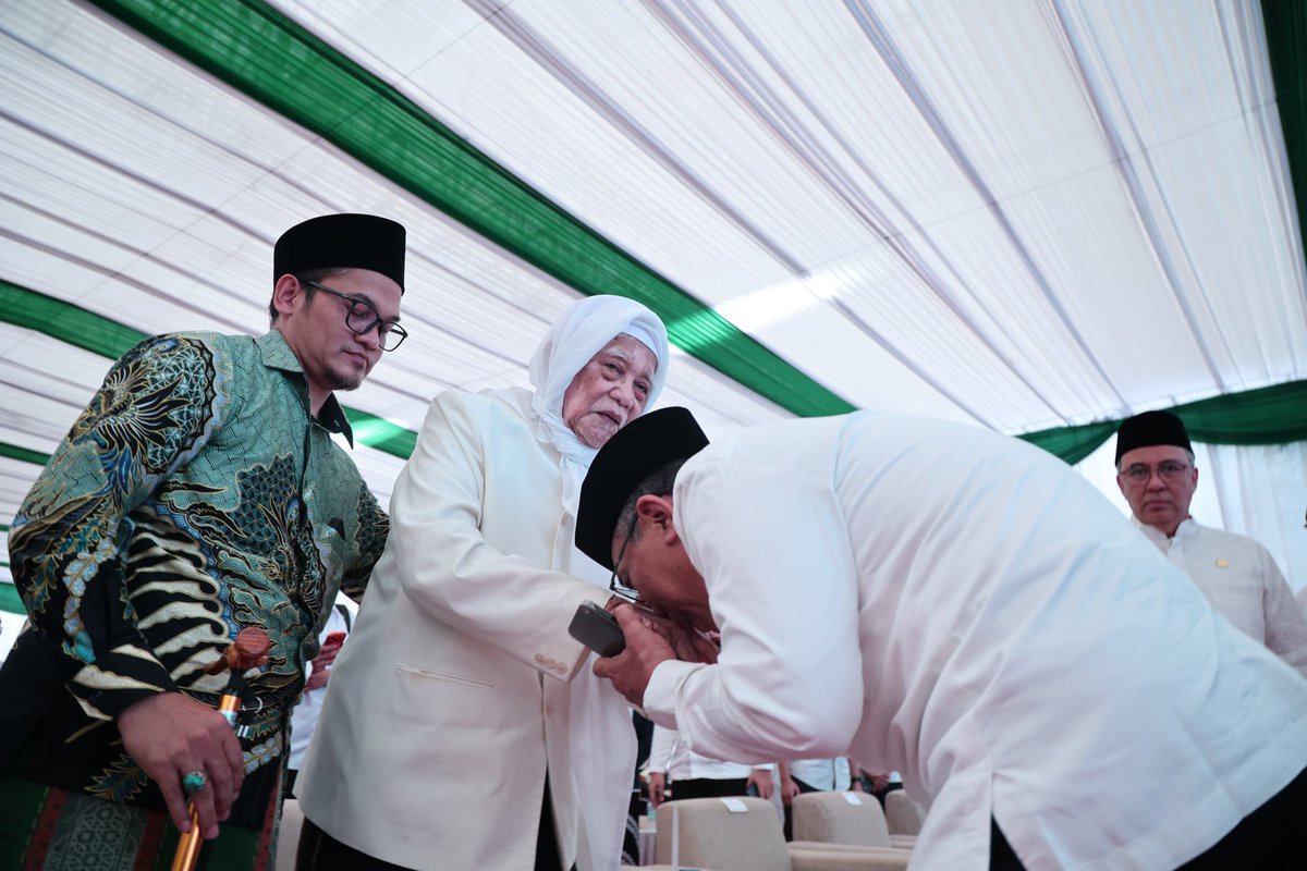 YahyaCStaquf's tweet photo. Alhamdulillah, Selasa (14/4/2026), senang sekali bisa kembali ke Lirboyo untuk meresmikan 27 titik Satuan Pelayanan Pemenuhan Gizi (SPPG) dan Business Matching Supply Chain MBG di Kediri. Peresmian ini adalah langkah kelima dalam rangkaian percepatan program ketahanan gizi nasional yang dikoordinasikan PBNU bersama Badan Gizi Nasional (BGN).

Per hari ini, total lebih dari 250 unit SPPG telah beroperasi di seluruh Indonesia, kami berkomitmen memastikan santri dan masyarakat dapat asupan bergizi merata. 

Khusus di Lirboyo, dengan populasi 52.000 santri, kami mendorong akselerasi penambahan unit agar pelayanan berjalan prima.

Selain persoalan distribusi makanan, di Lirboyo, Business Matching juga kami bangkitkan agar simpul-simpul inisiatif ekosistem ketahanan pangan lokal turut hidup, sehingga program gizi ini sekaligus menjadi motor penggerak ekonomi di akar rumput.

Dari pesantren, kita bangun kedaulatan gizi dan kemandirian ekonomi bangsa.