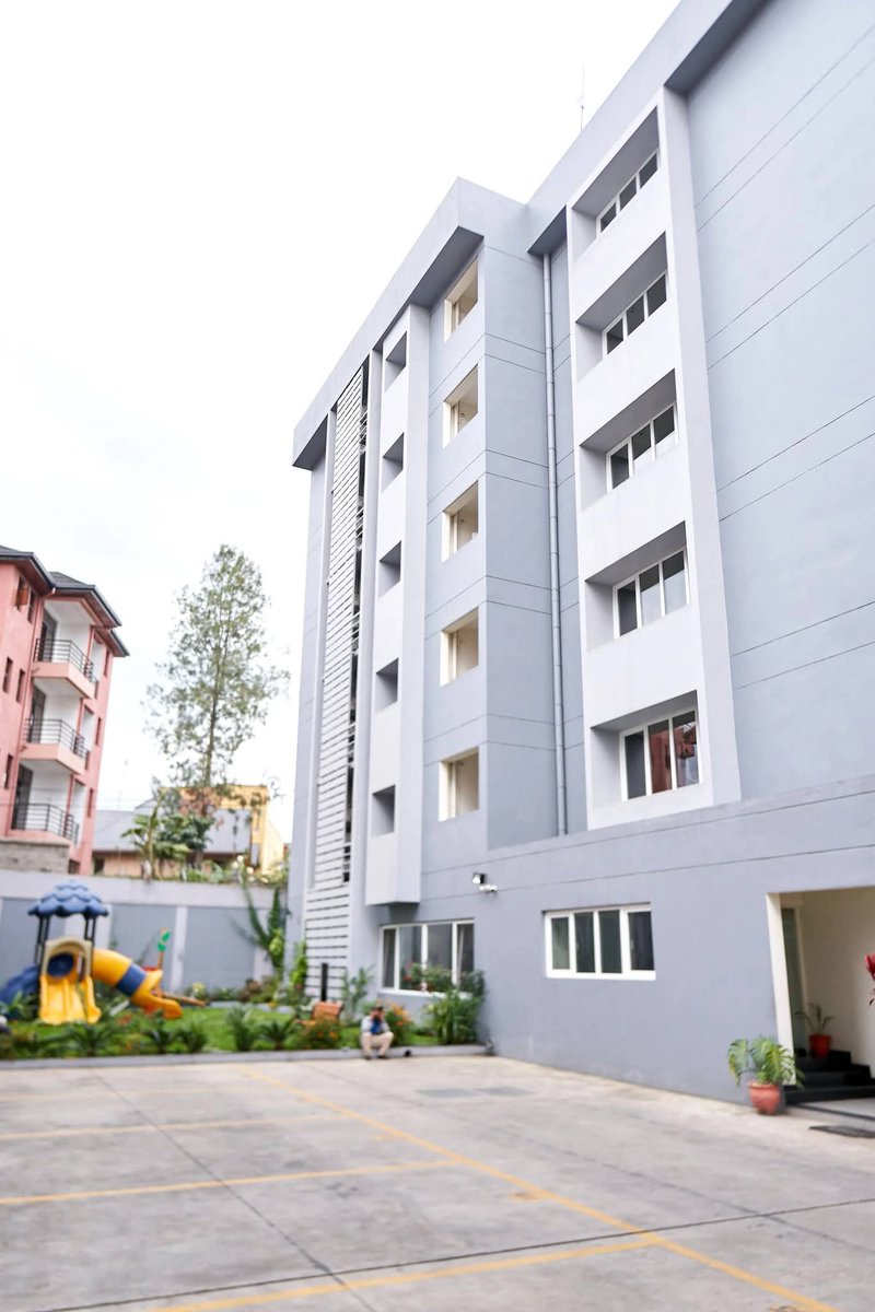 FMLarousse's tweet image. Implantée sur une ancienne base de la Mission de l'Organisation des Nations Unies pour la Stabilisation du #Congo_Kinshasa (@MONUSCO), la cité #AURA est l'un des symboles de la résilience et de l'ambition immobilière sur laquelle s'est lancée la ville de #Goma.

Alliant