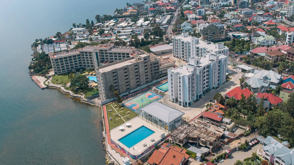 FMLarousse's tweet image. Implantée sur une ancienne base de la Mission de l'Organisation des Nations Unies pour la Stabilisation du #Congo_Kinshasa (@MONUSCO), la cité #AURA est l'un des symboles de la résilience et de l'ambition immobilière sur laquelle s'est lancée la ville de #Goma.

Alliant