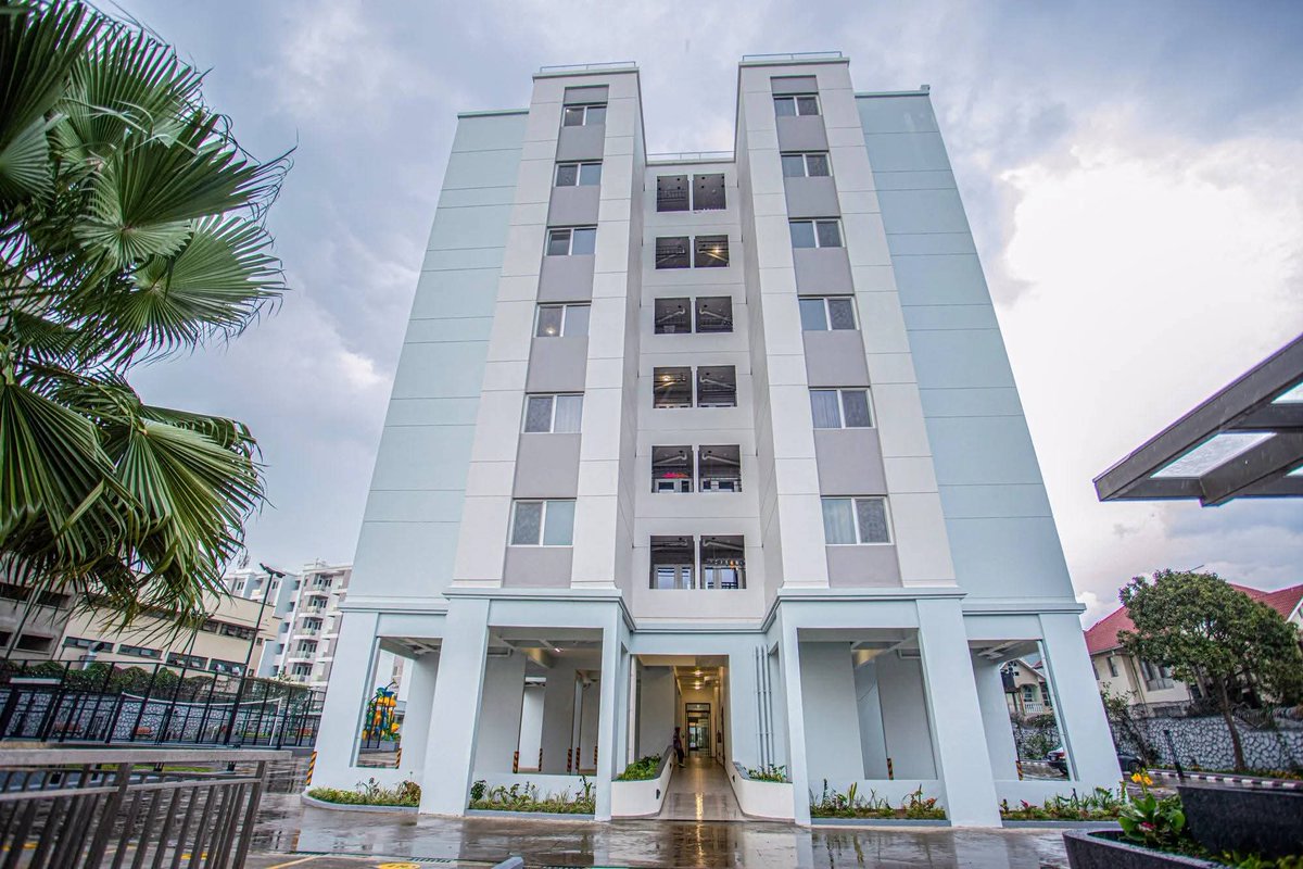 FMLarousse's tweet image. Implantée sur une ancienne base de la Mission de l'Organisation des Nations Unies pour la Stabilisation du #Congo_Kinshasa (@MONUSCO), la cité #AURA est l'un des symboles de la résilience et de l'ambition immobilière sur laquelle s'est lancée la ville de #Goma.

Alliant