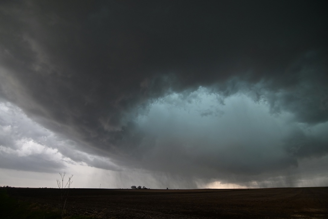 Look at this WILD aquamarine-glowing supercell from Iowa on Tuesday! 

<a href="/MatthewCappucci/">Matthew Cappucci</a> didn't edit the colors at all – this is what it looked like in real life. This was as a rain-wrapped tornado was forming near Manchester; the reason it's "glowing" is because an RFD cut, or a