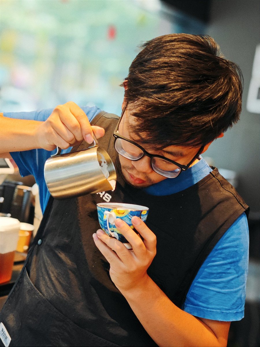 aandrres's tweet image. " Gratitude u0026 glow: Wishing you a festive season wrapped in warmth, laughter, and little moments that feel like magic.  #HolidayJoy"