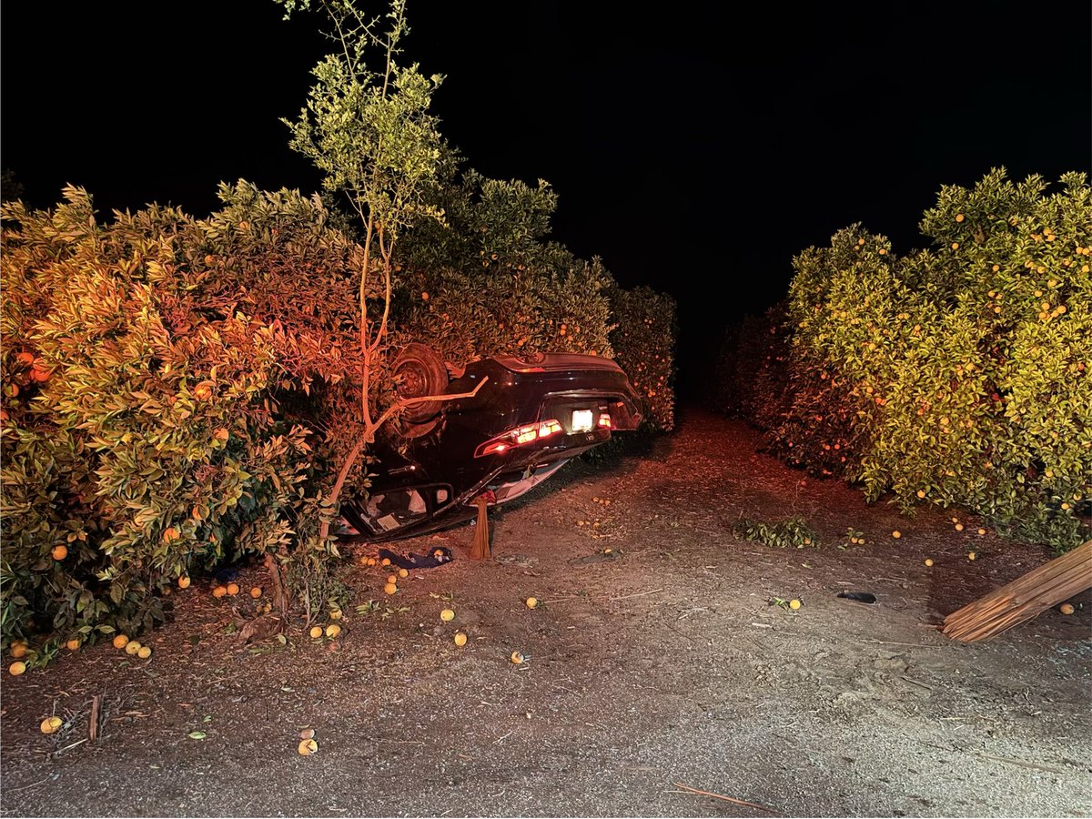 ChpPorterville's tweet photo. Earlier tonight, our Officers responded to a vehicle vs utility pole crash on Orange Belt Drive, south of Avenue 188. Fortunately, the driver walked away with minor injuries. Obey all traffic laws, and keep your vehicle in the road #drivetoarrive #chpporterville #centralvalley https://t.co/aFIV65294O