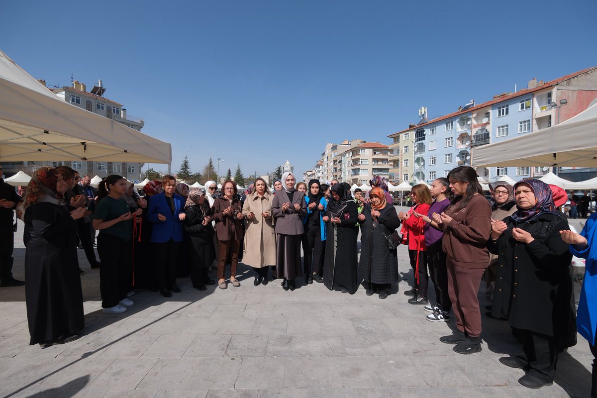 KaramanValiligi's tweet photo. Valimiz Sayın Hayrettin Çiçek’in eşi Berna Çiçek Hanımefendi, DMD hastası Toprak Doğan’ın tedavi sürecine destek sağlamak amacıyla düzenlenen kermesin açılışını gerçekleştirdi.

Açılışın ardından Berna Çiçek Hanımefendi, Aktekke 15 Temmuz Demokrasi Meydanı’nda sivil toplum kuruluşları, dernekler, siyasi partiler, meslek odaları, işletmeler ve gönüllü vatandaşlar tarafından hazırlanan stantları tek tek ziyaret etti.

Ziyaretin sonunda Berna Çiçek Hanımefendi, bu anlamlı organizasyona katkı sunan tüm sivil toplum kuruluşlarına, gönüllülere ve hayırsever vatandaşlara teşekkürlerini iletti.