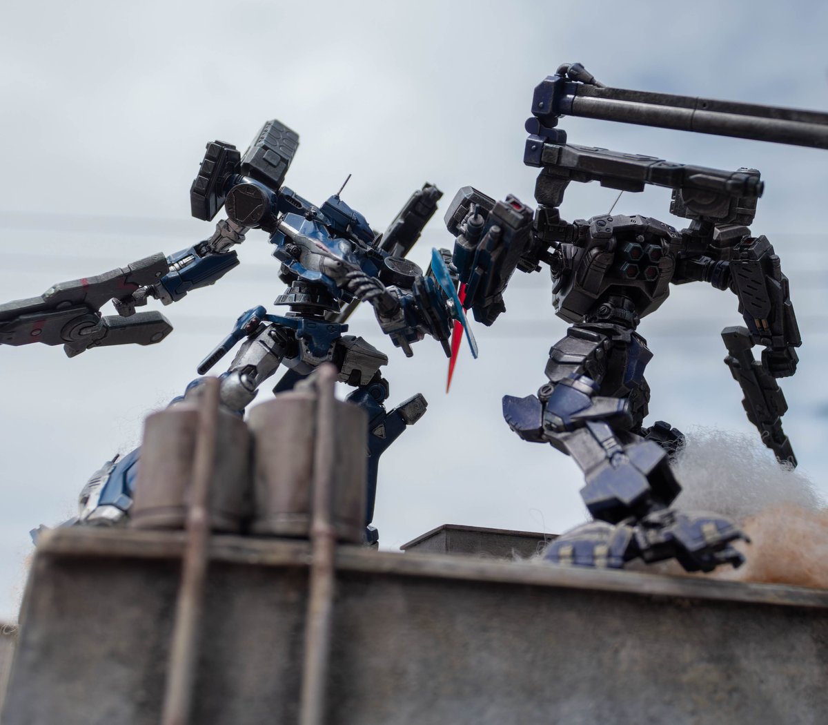 r0NDDGOwR4WN2ux's tweet photo. アーマード・コア2のOPをイメージした
ヴィネットを作りました。
二体対面でぶつけると、撮影が大変(汗)
#AC
#アーマードコア
#ARMOREDCORE
#ストラクチャーアーツ
#筆塗り
#EMERAUDE
#ECMXR00
#ZIOMATRIX
#ヴィネット https://t.co/MLc0ztxEde