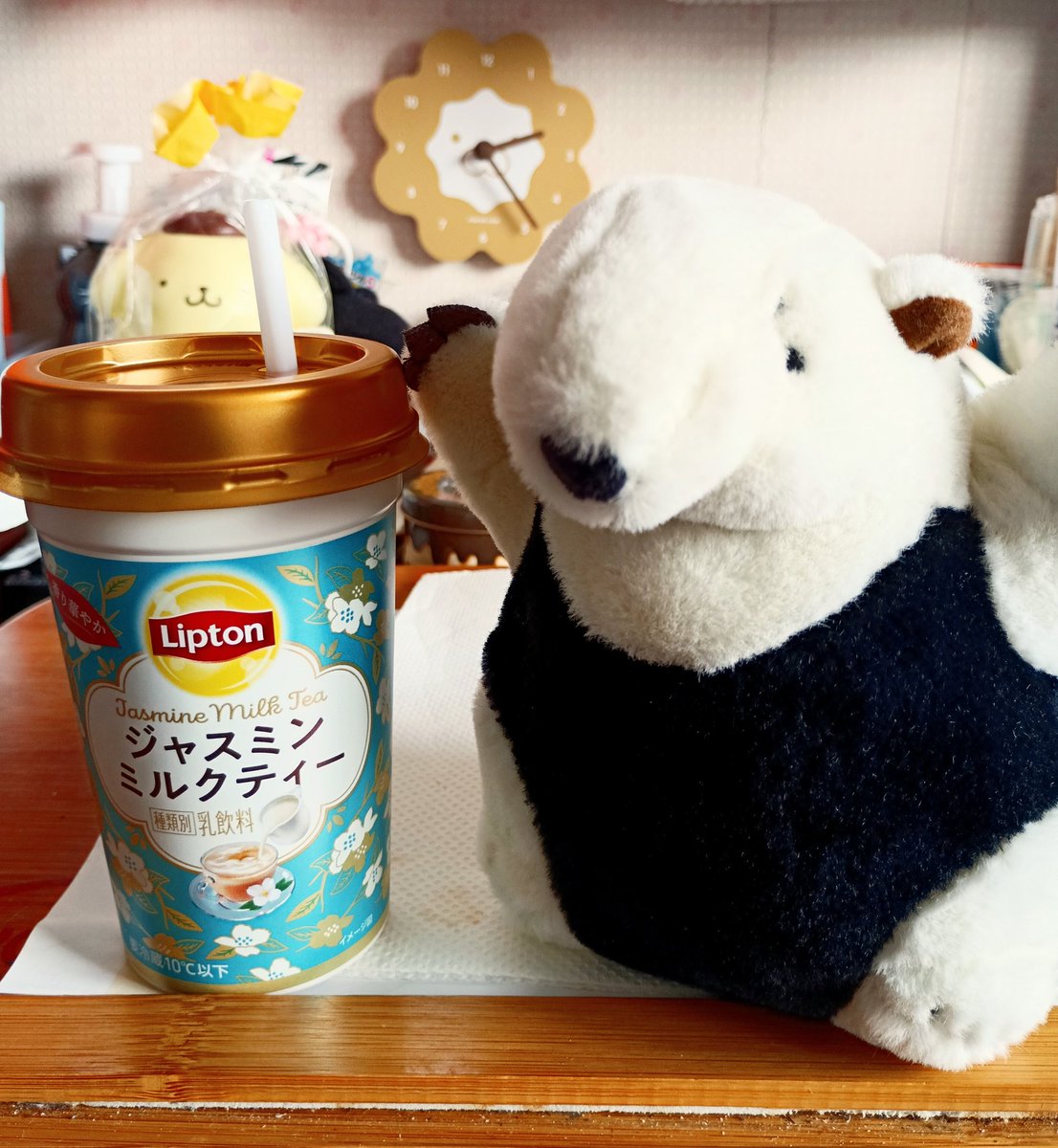 蛍光灯交換したので休憩😌(すぐに終わったくせに…😅)
リプトンのジャスミンミルクティーが染みる～😚✨
ジャスミン茶は苦手ですが、このミルクティーは絶妙な中和で美味いので好きで飲んでる😋