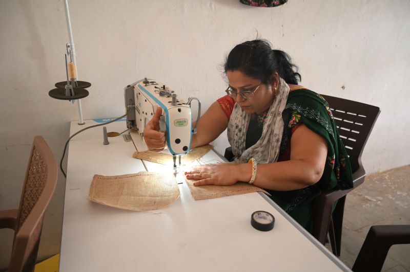 Maleemaindia's tweet photo. The bag gets noticed.
The hands behind it don’t.
Until now.
Every MaLeeMa bag carries a woman’s skill, story, and years of craft finally seen, fairly paid, and part of the spotlight.
Do you know who made what you’re carrying?
#MaLeeMa #WomenArtisans #Handstitched #MadeInIndia https://t.co/CpTShZDdT7