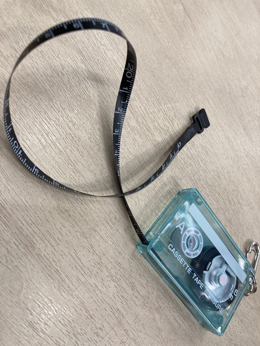 IdealNerima's tweet photo. 【おすすめ商品】

《サンスター文具》

カセットテープメジャー
　　　　　　／825円（税込）

懐かしのカセットテープをモチーフにした、遊び心あふれるメジャー（1.5m）です。
黒色テープで視認性抜群、コンパクトサイズで携帯性も◎。キーホルダー付きでバッグやポーチに簡単装着👍 https://t.co/shRtGE1Cx0