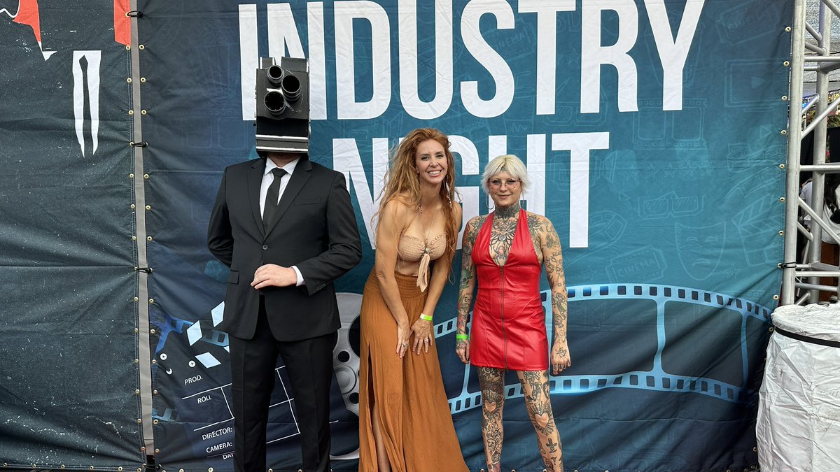 elleyringo's tweet photo. At #phoenixfilmfestival industry night hanging out with #friends and meeting new #actors https://t.co/hhoG9JhiiU