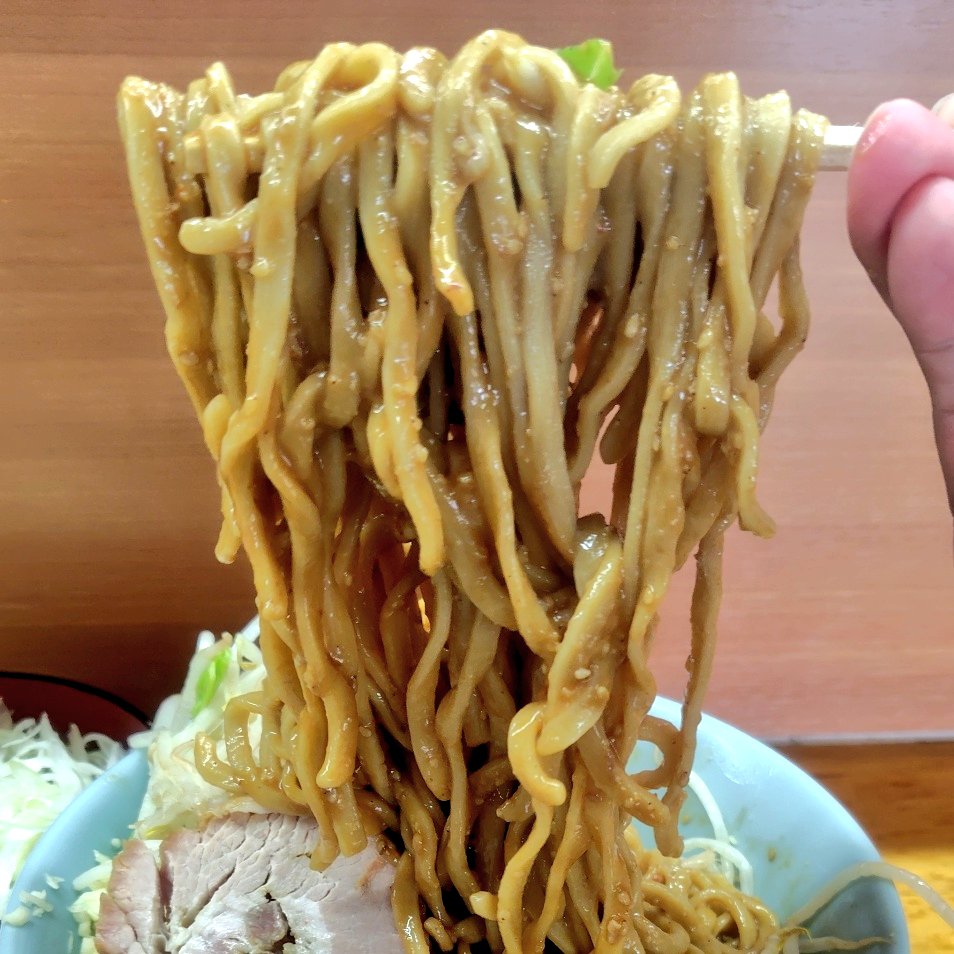 ラーメン二郎 立川店

汁なし T2 (担々風) ¥1000
豚増し ¥200
ネギ ¥150

コールはにんにく
今日からの限定汁なし担々麺を
タレが麺にがっつり絡んで濃厚な味わい
辛さは控えめで食べやすい
途中で卓上唐辛子入れても美味しい
丼底にほぐし豚たくさんで嬉しい
よく混ぜてから食べるのがよし