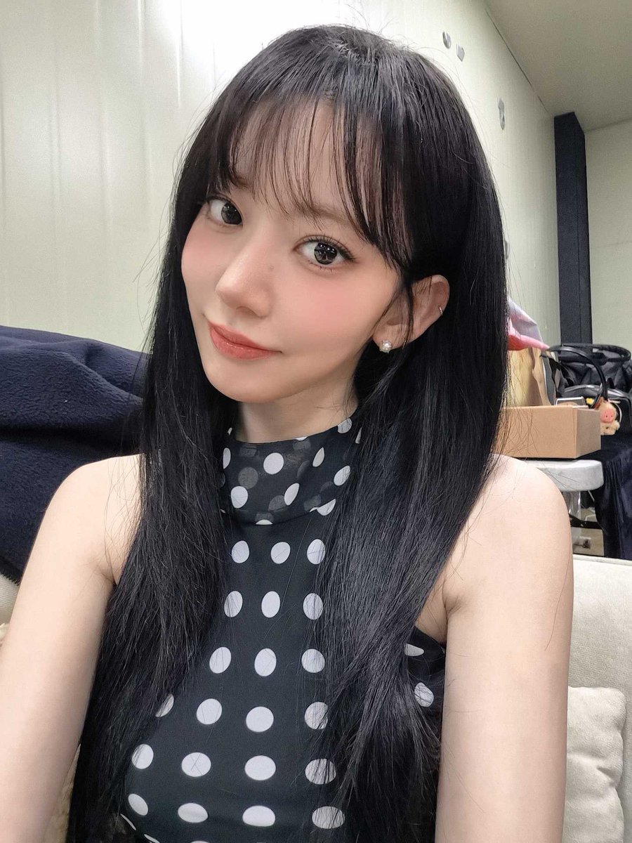 sserapics's tweet image. #SAKURA weverse update 

: VR concert has started ☺️
I had a friend who wore the same clothes when shooting 🐶