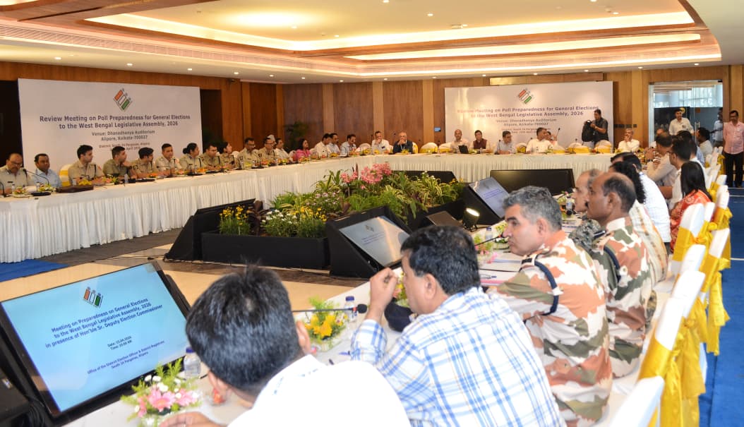 CEOWestBengal's tweet image. Sr. DEC ECI Sh Pawan Kr Sharma with ECI Officials conducting a review meeting today on Poll preparedness  with DEO South 24 Parganas, CP, SP,  DFC CAPF &amp;amp; ECI observers of South 24 Parganas district, West Bengal.
#WBLA2026 #Meeting 
@ECISVEEP @SpokespersonECI @PIBKolkata