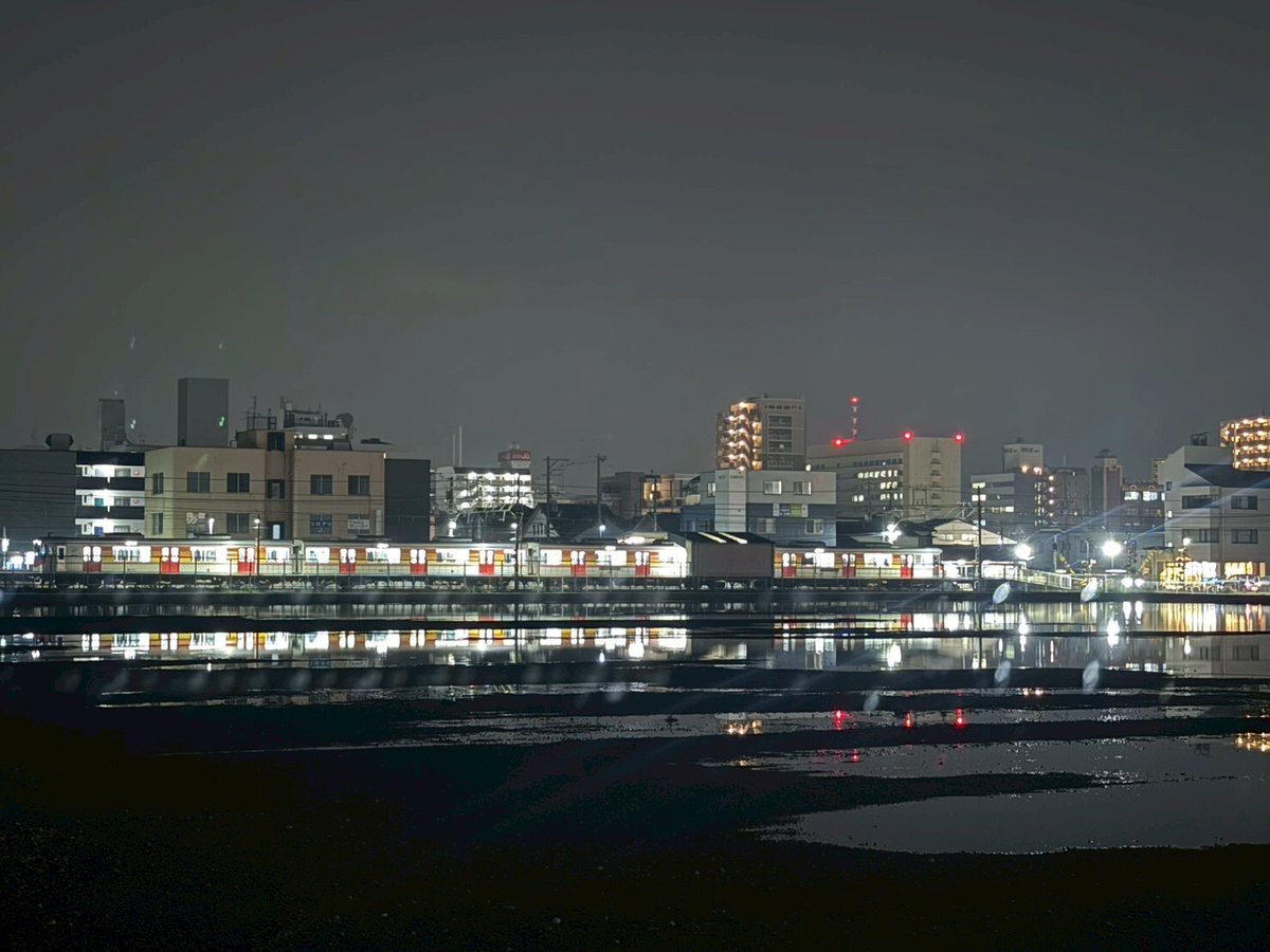 himeji_keikan's tweet photo. 写真は、姫路市中央卸売市場の跡地前から撮影した山陽電鉄手柄駅付近です。
この日は雨でできた水たまりに電車や建物の明かりが反射してキラキラしていました。
卸売市場の跡地には姫路市立高等学校が建設されるため、建設前の今しか見られない景観ですね。
#夜景 #姫路 #ひめじ景観まちづくり https://t.co/uhY3BDHFuC