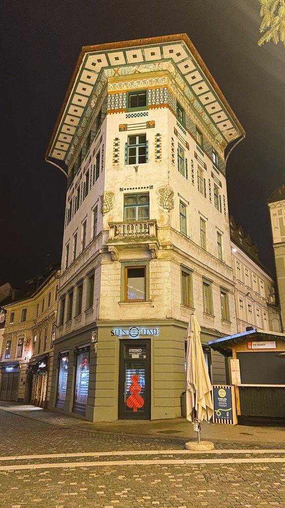 micajbozzi's tweet photo. @chicodlasmillas Ljubliana ❤️ y más en 🎄 https://t.co/YTdjP3LNVd