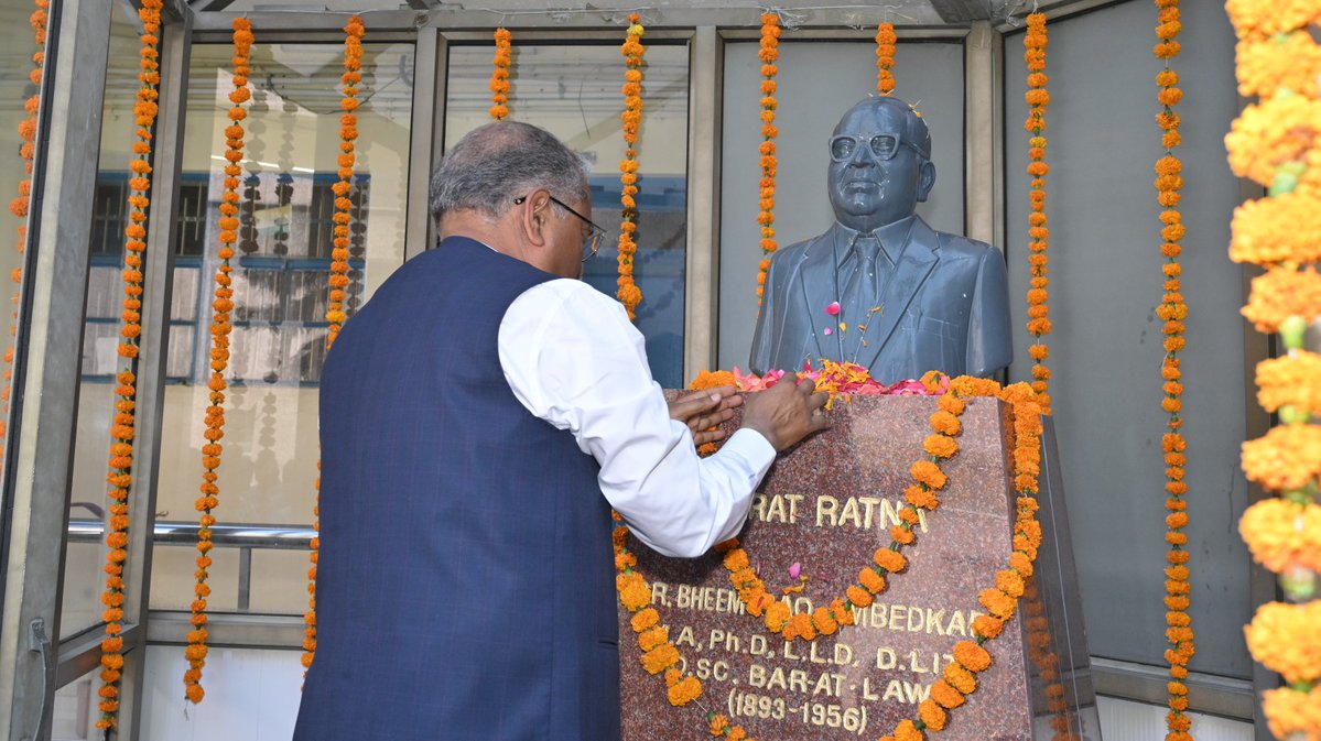 NITJofficial's tweet image. Dr B R Ambedkar NIT Jalandhar commemorated the 135th Birth Anniversary of Dr. B.R. Ambedkar with great respect and reverence. The program began with a floral tribute, followed by a ceremony reflecting on his vision of equality, justice, and education.
#AmbedkarJayanti #Equality