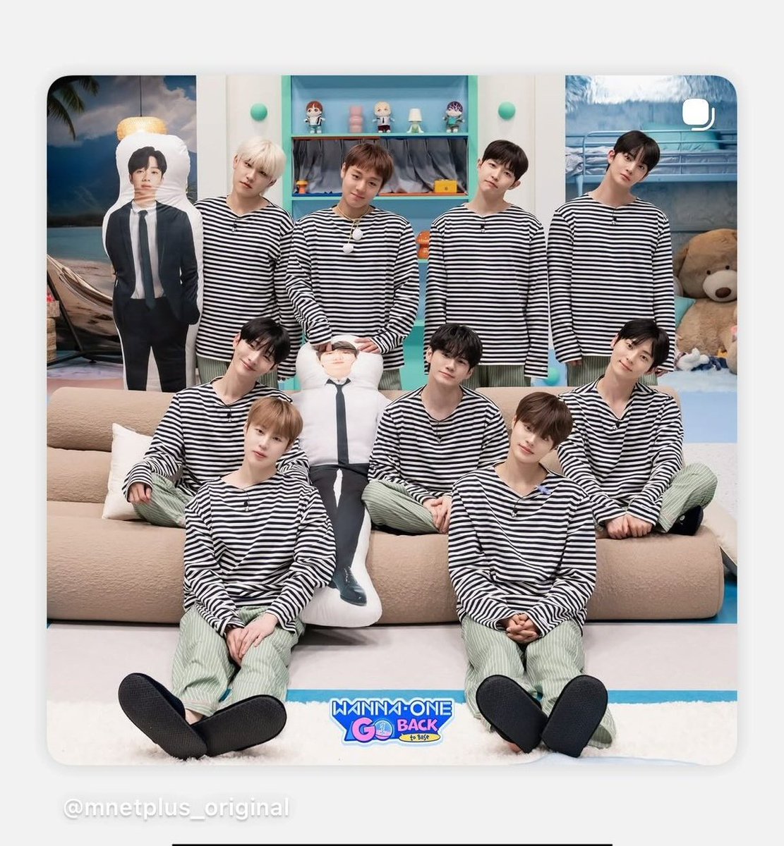 hwanir527's tweet image. sama pose, same people but different time