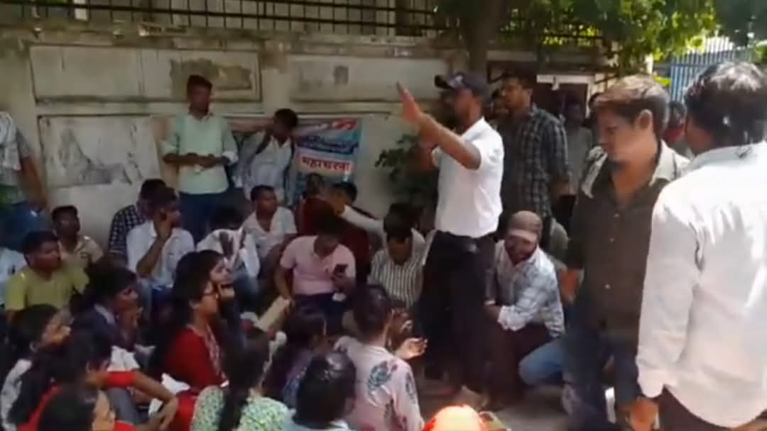 कुल शिक्षकों के पद- 580084
कार्यरत शिक्षक -430770

खाली पद -1.5 लाख लगभग 

सरकार का इरादा -भर्ती नहीं देंगे!!

आखिरकार क्यों पद नहीं भरे जा रहे हैं
<a href="/yadavakhilesh/">Akhilesh Yadav</a>
<a href="/myogiadityanath/">Yogi Adityanath</a>
<a href="/UPGovt/">Government of UP</a>
#शिक्षक_भर्ती 
#release_up_primary_teacher_vacancy
भर्ती नहीं तो वोट नहीं ।
भर्ती दो भर्ती