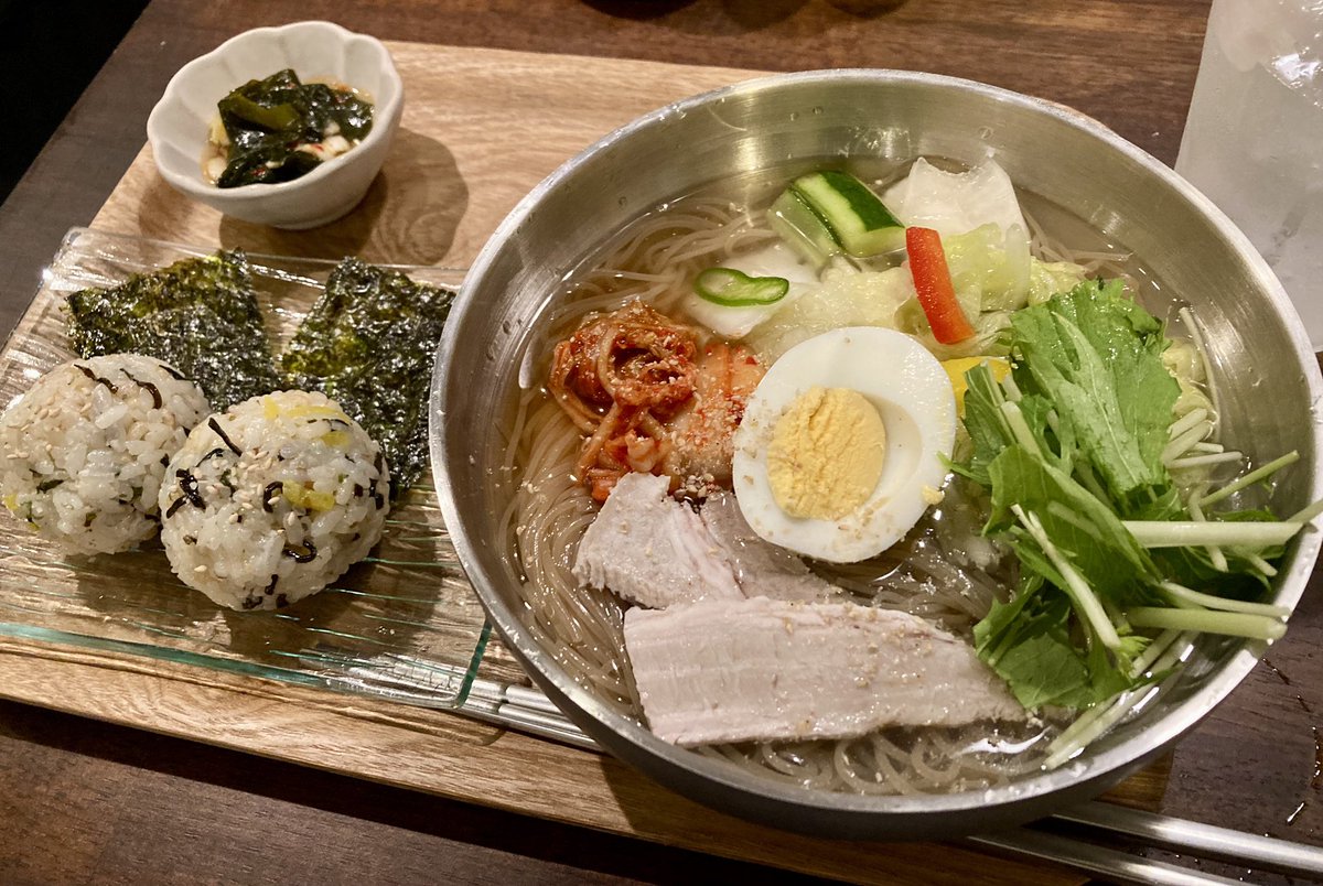 bichnasigdang's tweet photo. ピンナ食堂では#水キムチ冷麺 の販売を開始してます🌸
あの爽やかな酸味を待っていたファンの皆様、大変お待たせいたしました！
 店舗では水キムチ冷麺の単品
水キムチ冷麺とチュモッパのセットをご注文いただけます 🍙
たくさんのご来店をお待ちしてます。
（エゴマパウダー、冷麺にも良く合います）

​🌸 お取り寄せもOK！🌸
ネットショップでは「水キムチ」と「冷麺」を販売中。
水キムチをトッピングしてスープをたっぷり入れるのがピンナ流の裏技です💡
ぜひご自宅で水キムチ冷麺をお楽しみください。
ご注文お待ちしてます。
​▼ オンラインショップはこちら
https://t.co/UTVpVi2k9n
