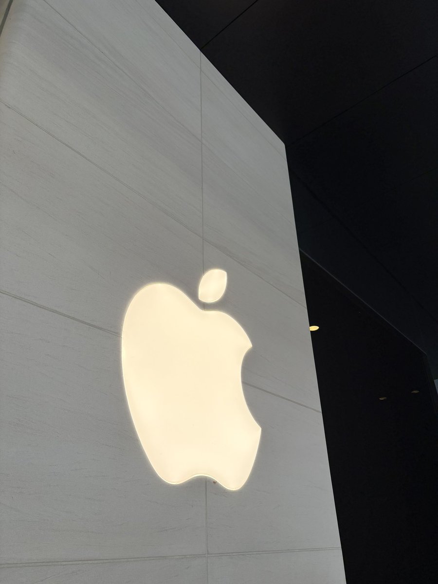 昨夜Macがトラブって起動しなくなり…私が悪いのですが…何も出来なくてこりゃ〜マズいっ！と早速Apple Store京都に駆け込んで無事生還と合いなった訳ではございますが今回はシステム上の事なので修理代無料！！という…
最高かヨっ！！！

有難うございました…