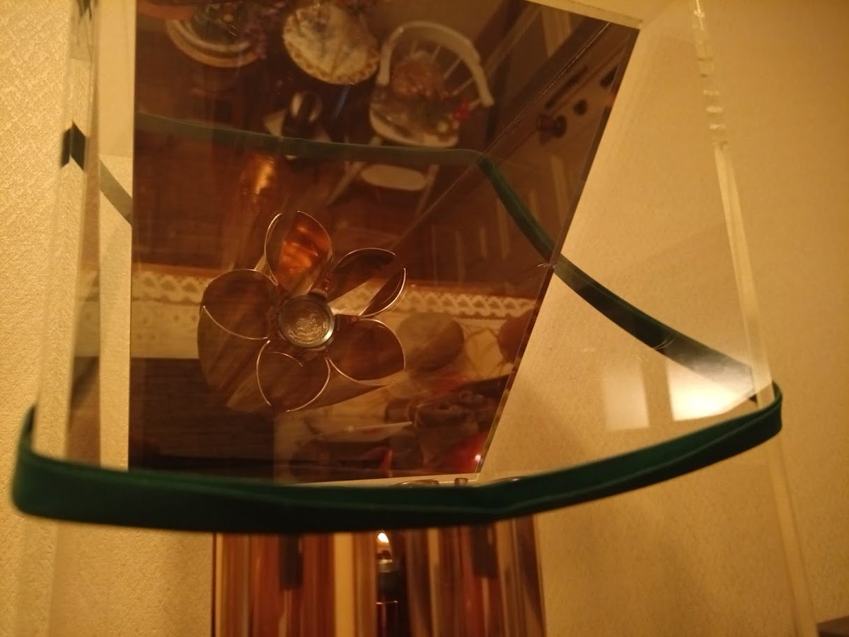 そう言えば、実家に飾ってある東京オリンピックの聖火トーチ。（父が公式聖火リレー選手でした。大会組織委員会からランナー向けに限定販売されたもの。）

上から見ると桜の形になっていて、すごく綺麗♬