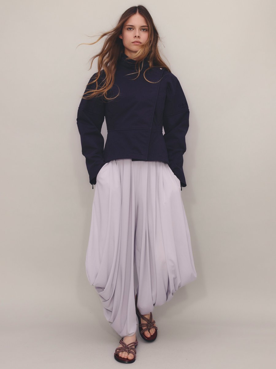 tatras_official's tweet image. 機能美を軸に、ワークウェアやユニフォームの要素を再解釈した TATRAS 2026年春夏コレクション。

ミニマルなシルエットと、細部に宿るディテールによって構築され、都市と自然を横断する軽やかな機能性を描き出します。

▼ルックページはこちら
tatras-official.jp/blogs/look-boo…

#TATRAS #TATRAS26SS