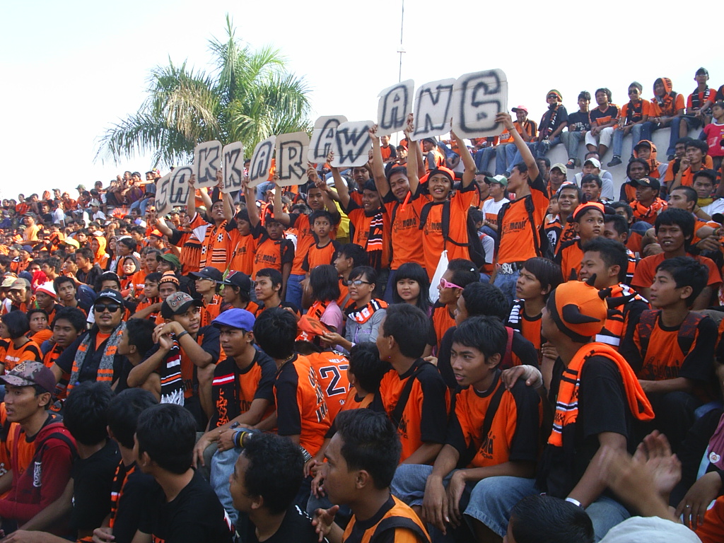 Pelita Jaya v Persija 2007

What a trip this was! I travelled down on the supporters' buses but my wife's car/driver followed.
Kicked off big time 1st half, outside bus/car windows were getting smashed. Angry phone call from wife - go home now 😂😂

facebook.com/watch/?v=52368…