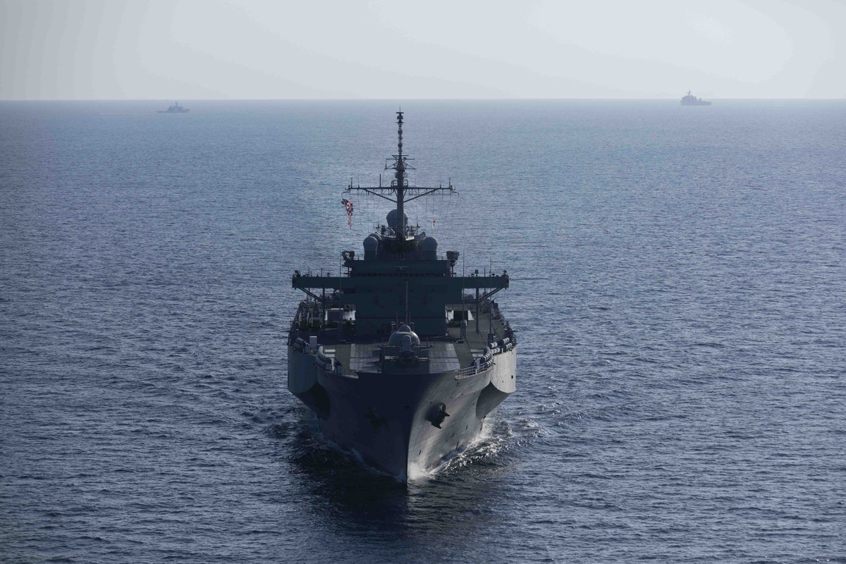7th Fleet's Finest 

U.S. 7th Fleet flagship USS Blue Ridge (LCC 19) leads a group sail alongside Philippines Coast Guard BRP Melchora Aquino (MRRV-9702) and USS Ashland (LSD 48) during a multilateral exercise  in the Sulu Sea, April 13. 

#US7thFleet | #FinestInTheFleet https://t.co/RIBPr25WJr