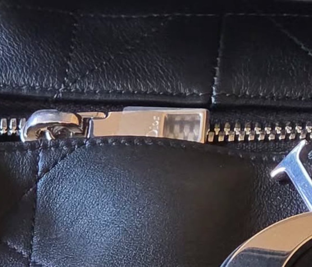 No les has quitado los plásticos a los cierres de tu bolsa cariño 🥺🥺