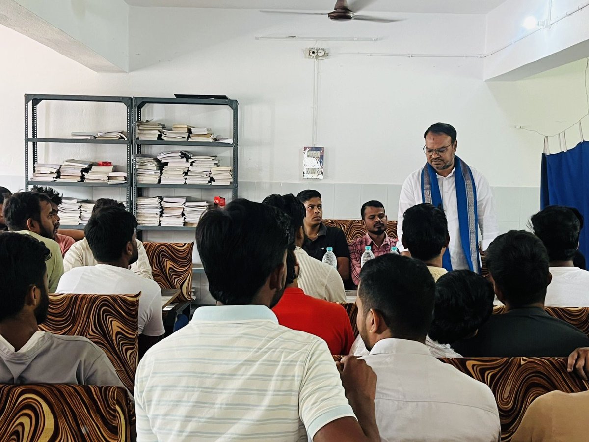kashifbharti's tweet photo. देवघर में आज माइनॉरिटी हॉस्टल में मिशन, मूवमेंट पर अपनी बात की और @AzadSamajParty की विचारधारा और राष्ट्रीय अध्यक्ष माननीय @BhimArmyChief साहब की कुर्बानियों को बताया! https://t.co/m9J5zjyRCD