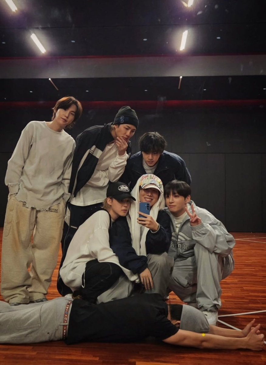 you don't understand just how happy these ot7 make me feel 😔 it's so good to see them all together again...